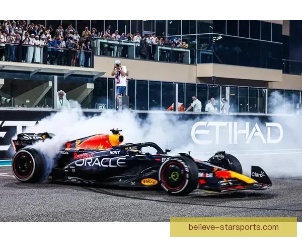 F1赛季最新动态：红牛车队优势依旧，法拉利和梅赛德斯努力追赶